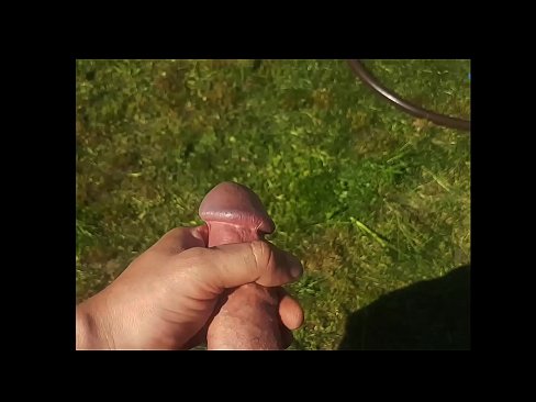 ❤️ A boazona se fode e se ejacula com um esguicho em um jardim de verão ️ Pornuts em nós