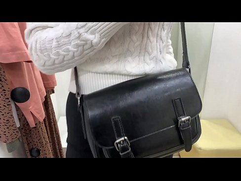 ❤️ Masturbação pública da jovem cadela FeralBerry com um dildo no provador ️ Pornuts em nós