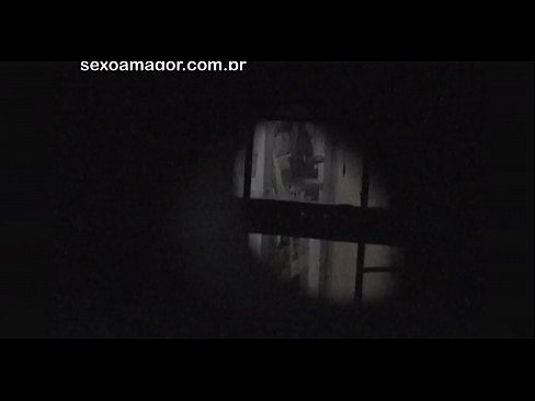 ❤️ Lourinho é secretamente filmado por um voyeur de bairro escondido atrás de tijolos ocos ️ Pornuts em nós